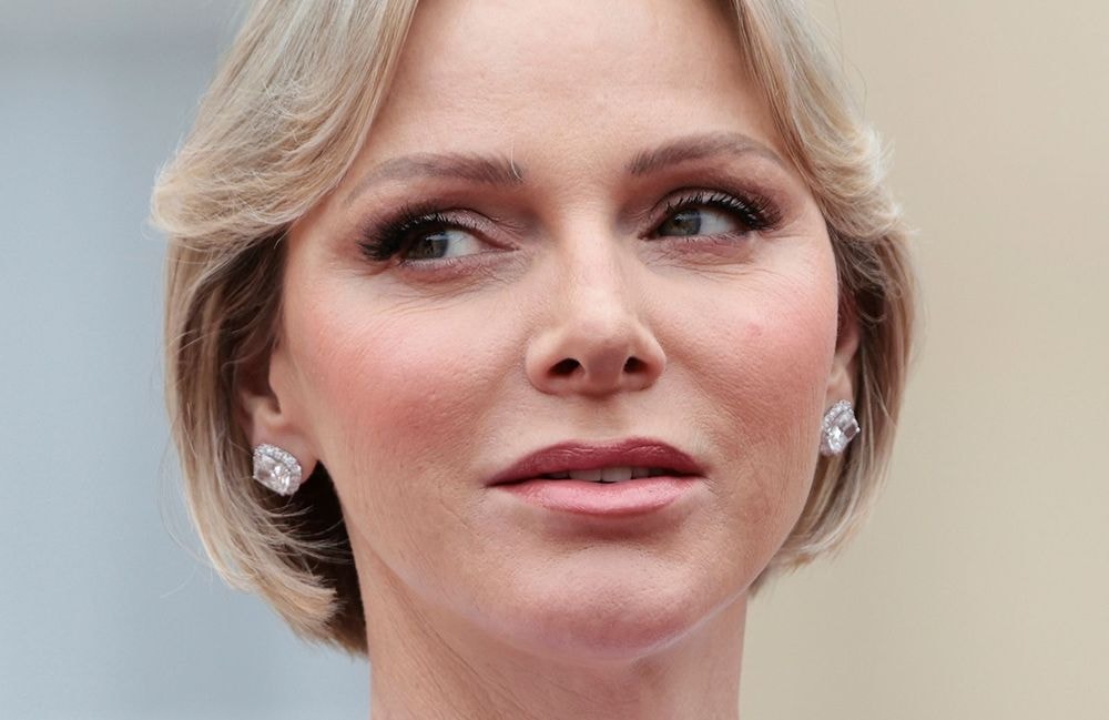 On copie le chignon flou et élégant de Charlène de Monaco