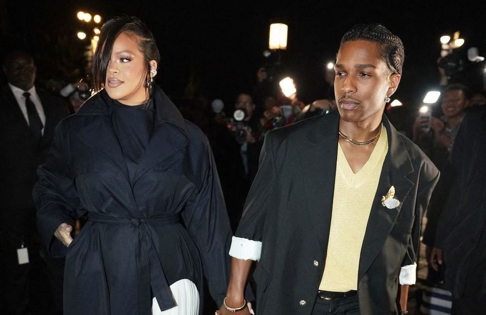 Manteaux en fausse fourrure et jeans baggy assortis : la virée nocturne en looks coordonnés de Rihanna et A$AP Rocky à Paris