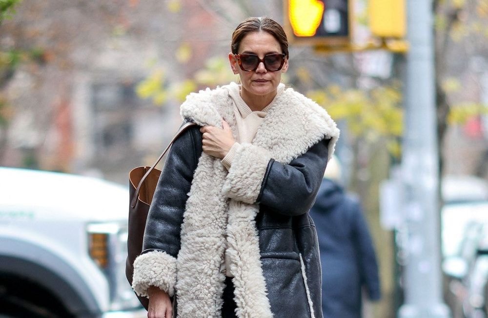 Keira Knightley et Katie Holmes s’approprient le manteau incontournable de l’hiver