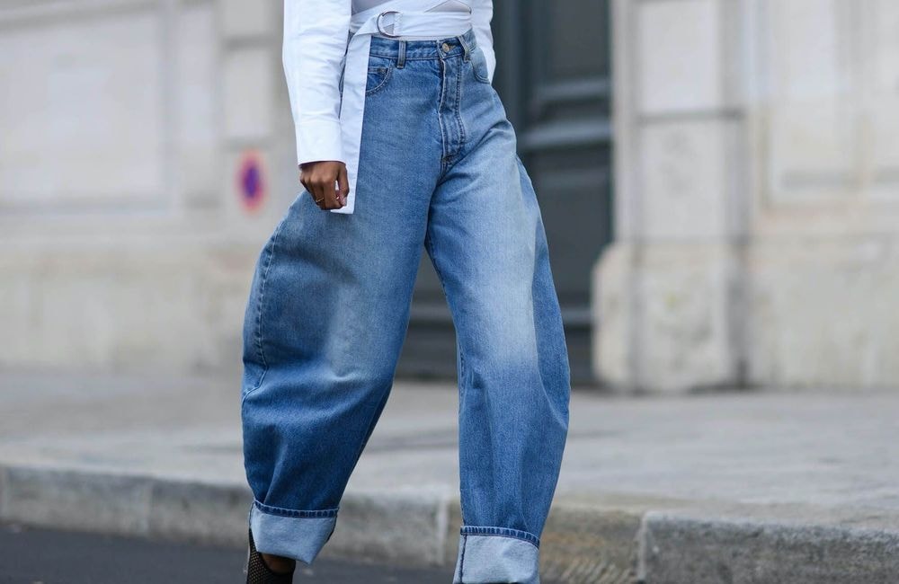 Ample et confortable, ce jean Uniqlo est le nouveau phénomène viral de la rentrée