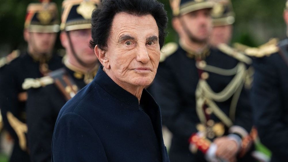 "Il l’a très mal pris" : Jordan de Luxe revient sur la question qui a rendu furieux Jack Lang, "Il a menacé de quitter le plateau"