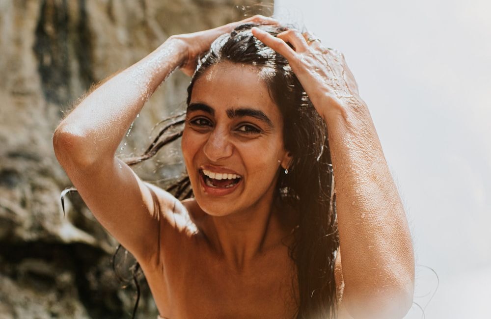 Mais pourquoi nos cheveux deviennent plus gras en été ?