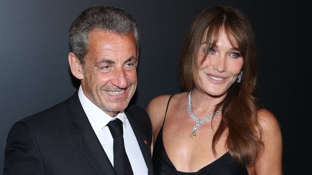 Carla Bruni sort les griffes face à un journaliste qui tacle Sarkozy : “Faites attention à ce que vous dites”