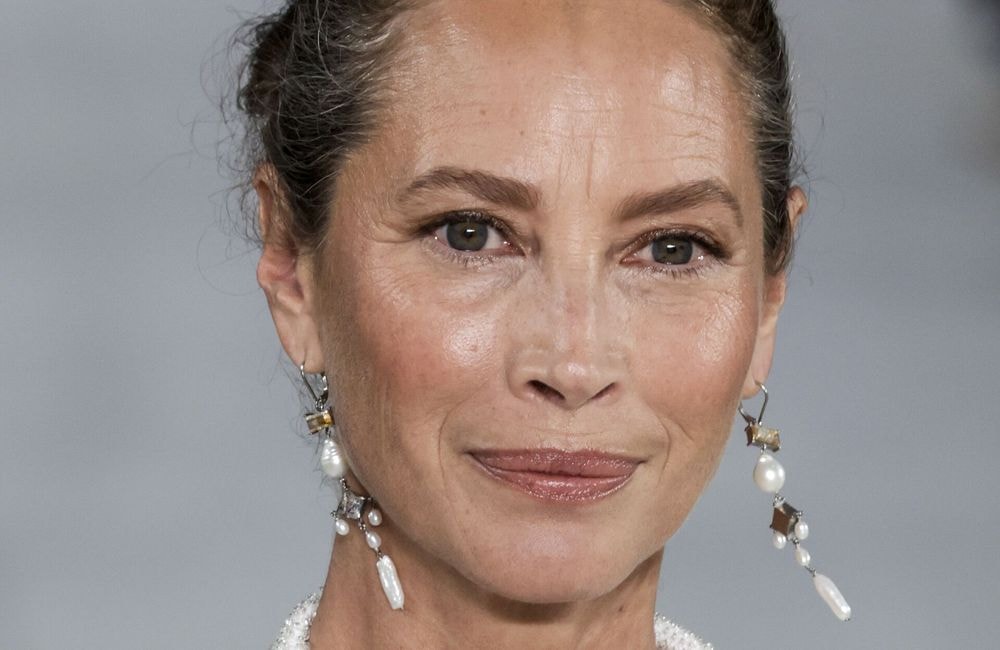 Maquillage après 60 ans : les 7 astuces qui rajeunissent en un clin d’oeil