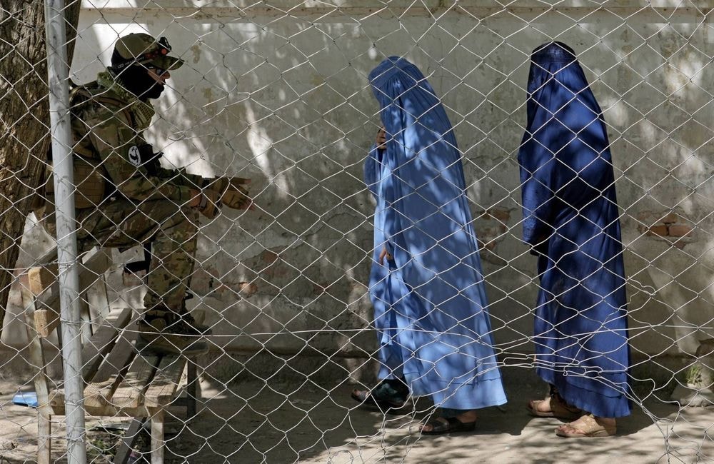 Afghanistan : « Quatre ans après le retour des talibans, le tableau ne fait que noircir pour les femmes »