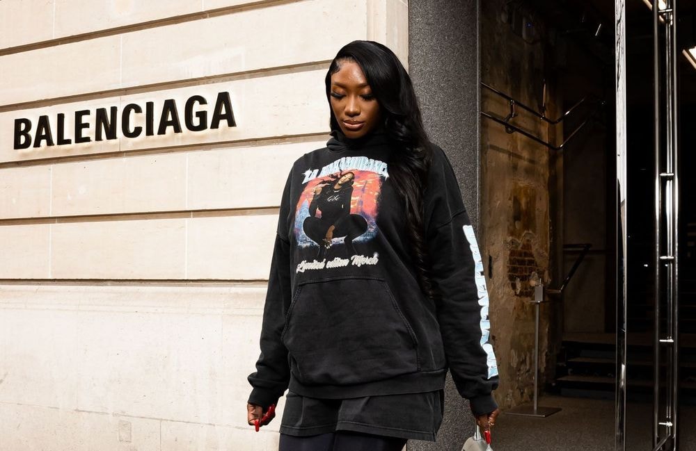 Ce t-shirt qu’on pensait ringard est devenu la pièce mode de l’été