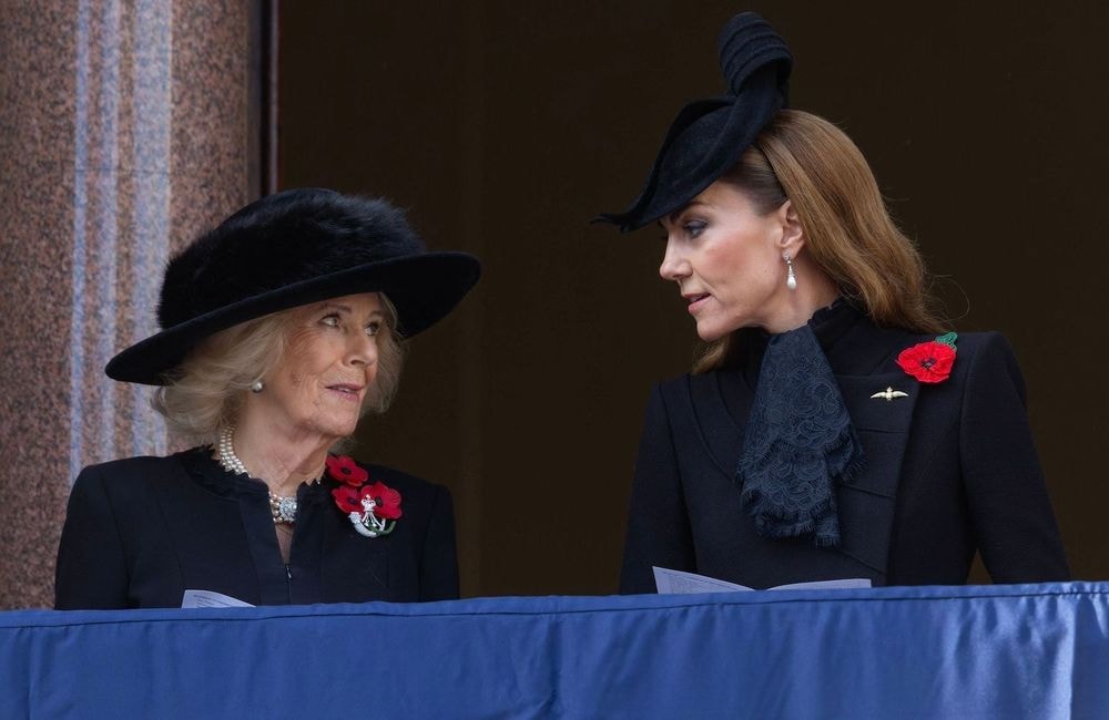 Que symbolise la broche coquelicot que l’on voit sur les vestes des Anglais en novembre ?