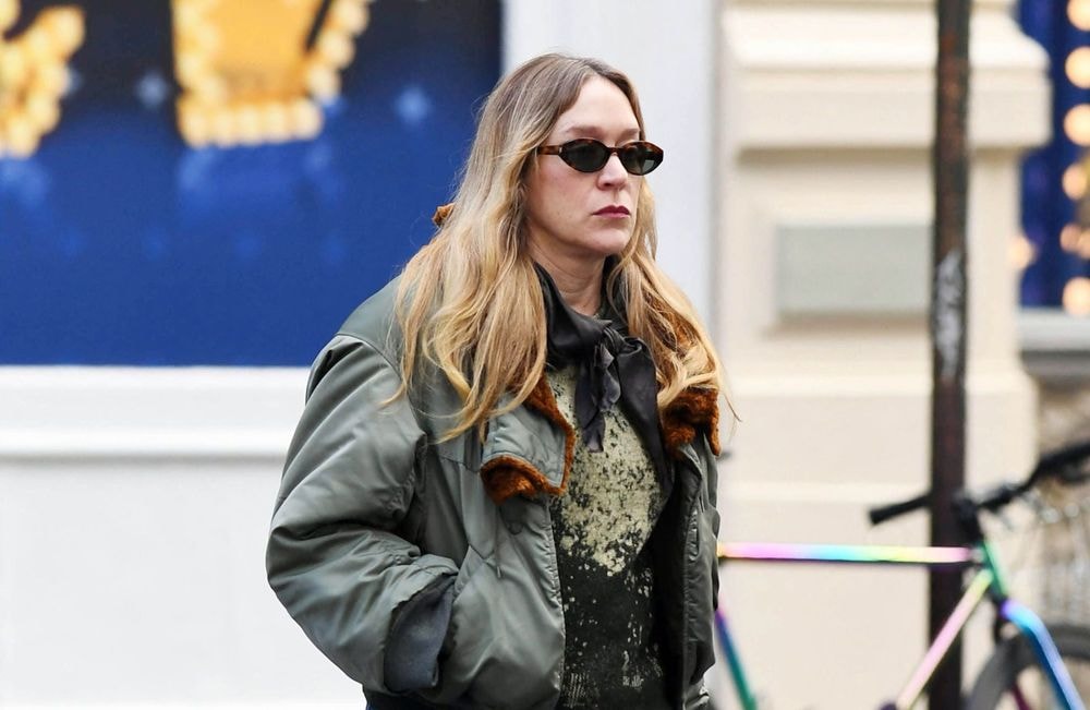 Chloë Sevigny : en bomber et baggy, elle mise sur ces deux accessoires pour rehausser son allure