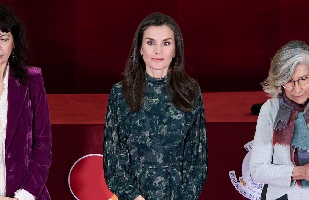 En robe fluide et bottes en daim, on s'inspire du look boho-chic de Letizia d'Espagne