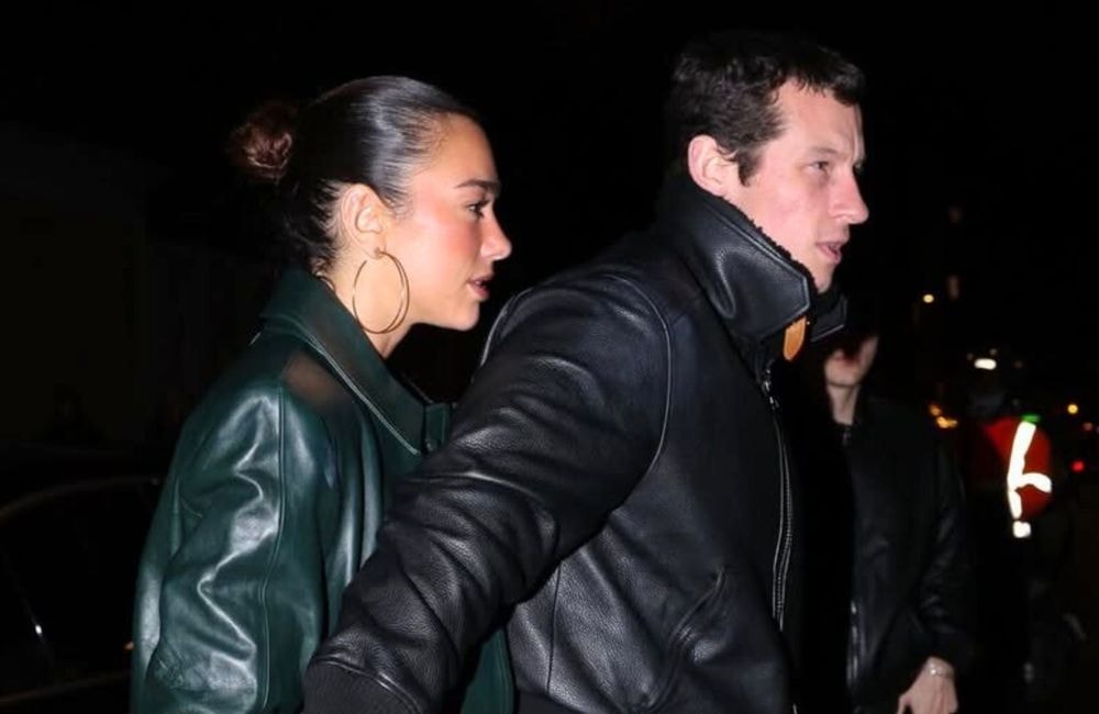 À Paris, Dua Lipa érige le chignon plaqué en coiffure effortless par excellence