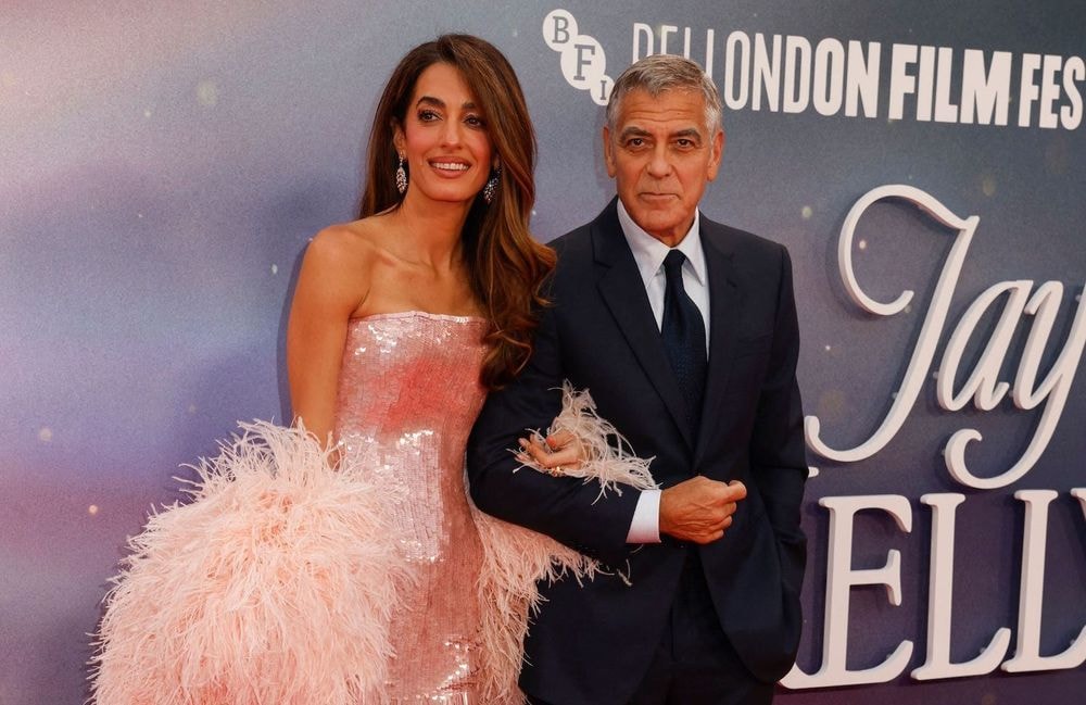 Plumes, paillettes et rose bonbon : Amal Clooney réinvente le glamour « Old Hollywood » aux bras de George Clooney