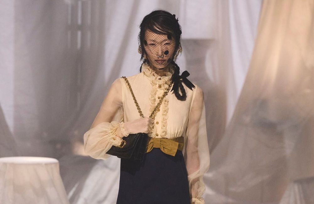 Valentino remet au goût du jour cette pièce controversée