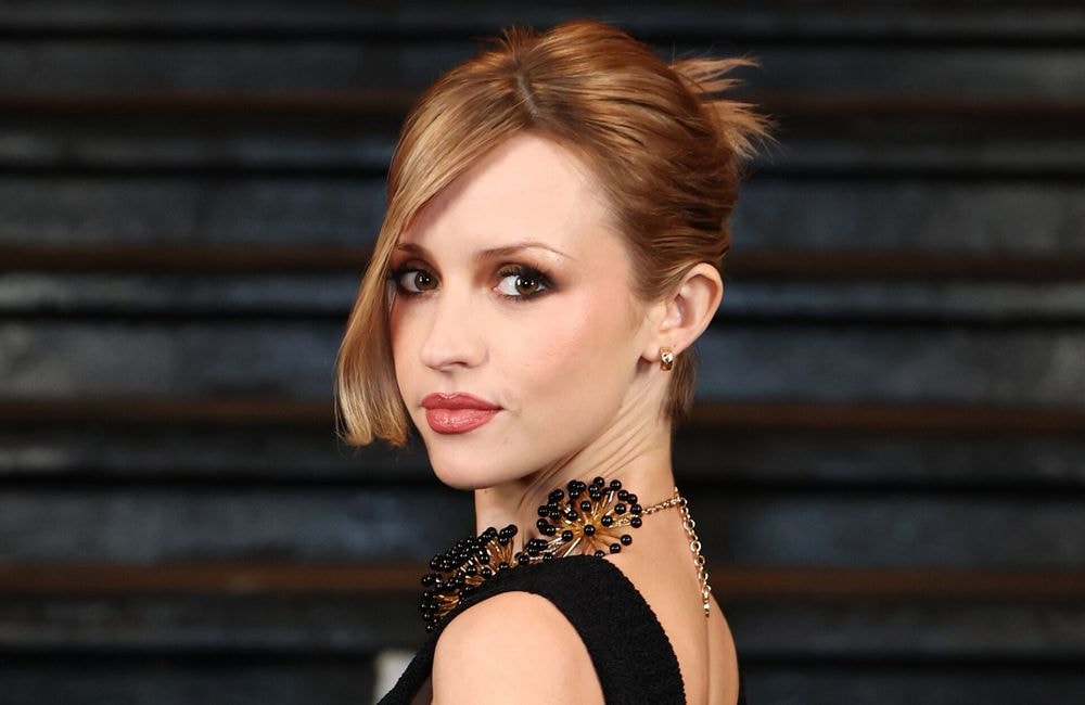 Mèche sur le côté et chignon ultra glamour, Angèle a fait sensation au défilé Chanel