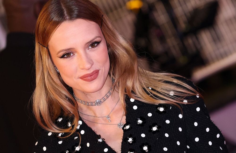 Carré blond et eye-liner graphique : Angèle enflamme la cérémonie de clôture des JO