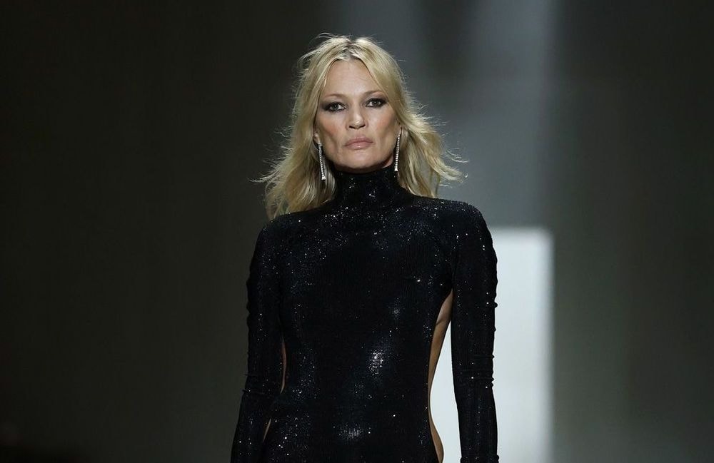 Décolleté dorsal vertigineux et string apparent : Kate Moss fait sensation sur le podium de Gucci