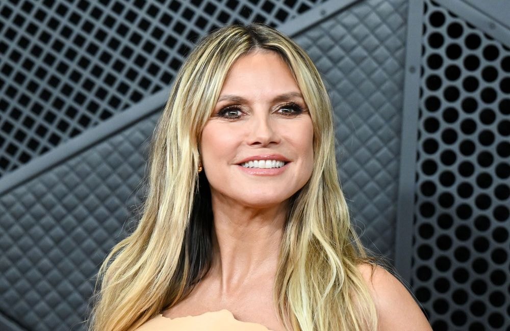 Brushing rétro et frange sur le côté : Heidi Klum change radicalement de style