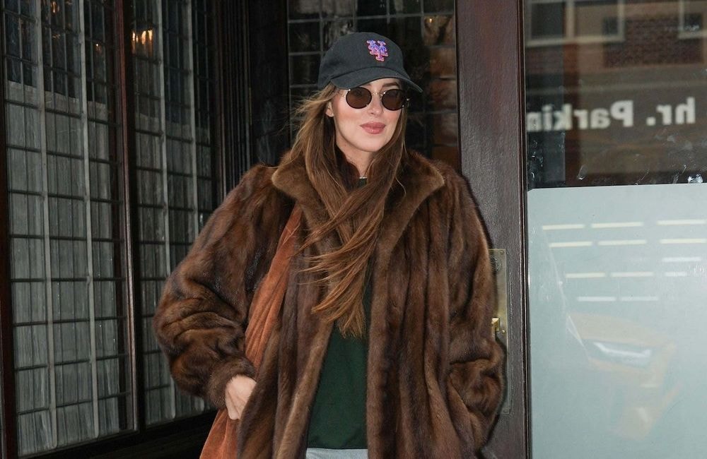 Portée par Dakota Johnson, la casquette de baseball est devenue un incontournable de l’automne
