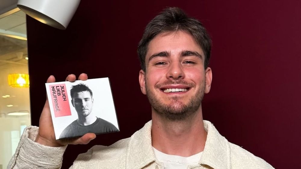 Julien Lieb (Star Academy) : il fait une gaffe sur scène et s’en mord aussitôt les doigts