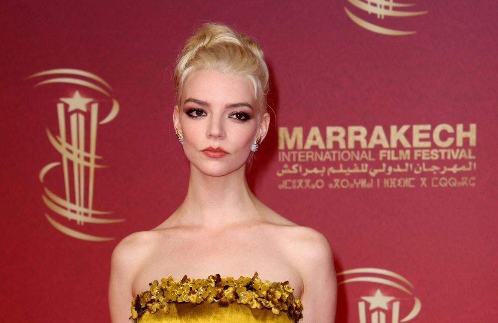 À Marrakech, Anya Taylor-Joy réhabilite le chignon de gala
