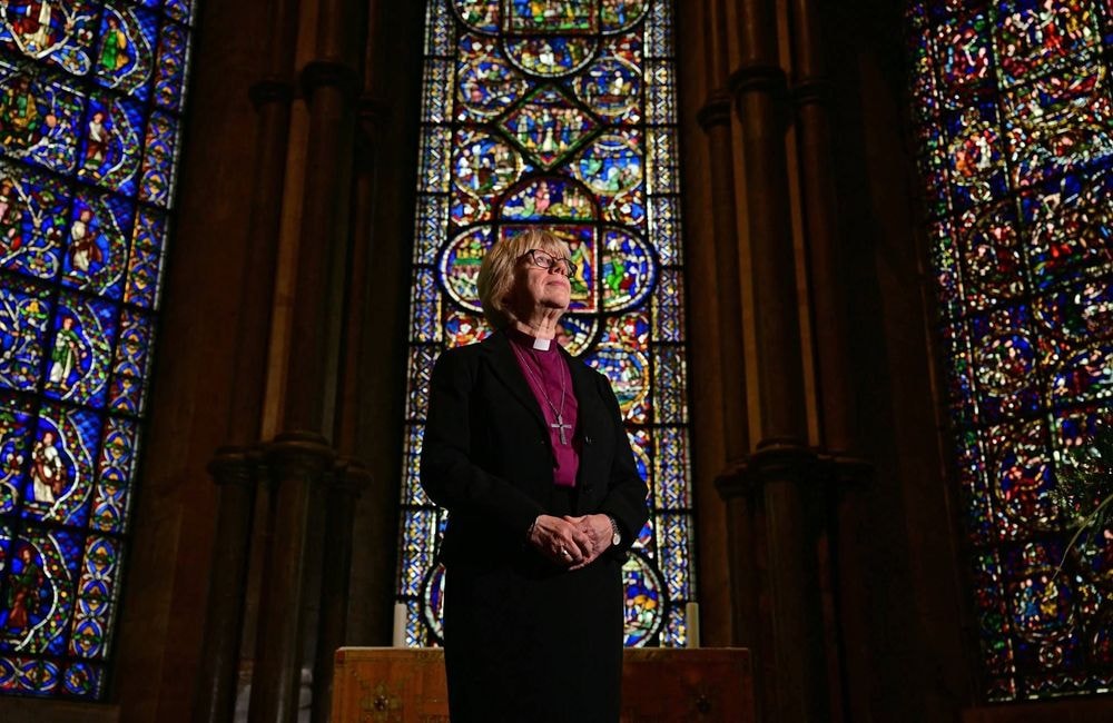 Qui est Sarah Mullally, la nouvelle puissante cheffe de l’Église anglicane qui veut porter un discours féministe ?