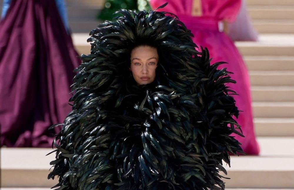 Gigi Hadid fait sensation dans une silhouette théâtrale en plumes noires au défilé Balenciaga Haute Couture