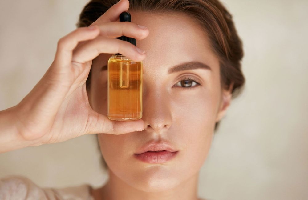 Ce geste simple à adopter pour bien faire pénétrer son huile pour le visage
