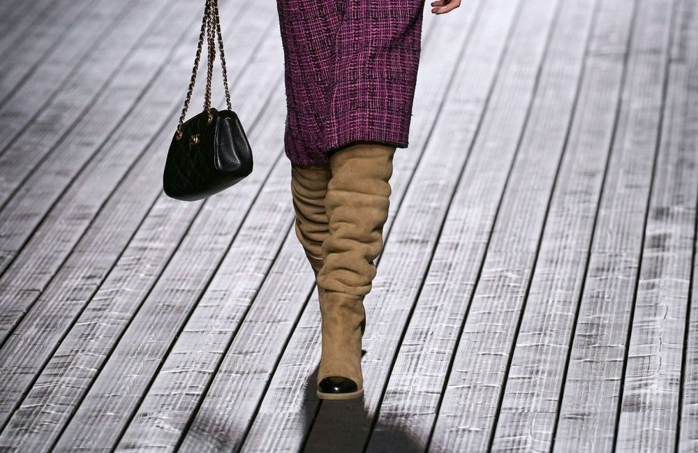 Ces chaussures en daim vont remplacer nos classiques bottes en cuir noir