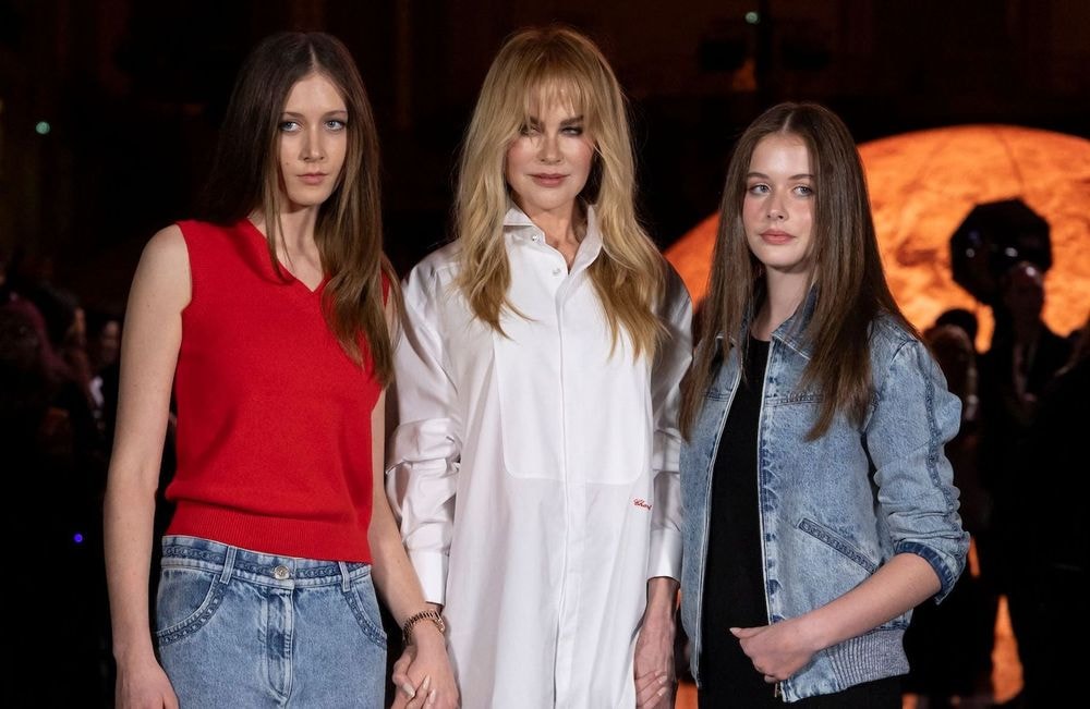 En jean et chemise impeccable, Nicole Kidman a fait une apparition des plus élégantes aux côtés de ses filles au défilé Chanel
