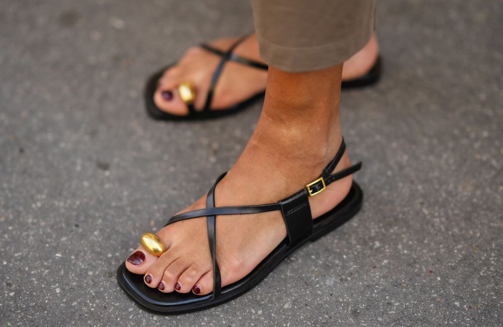 Cette tendance nu-pieds minimaliste est l'une des plus virale de l'été 2024