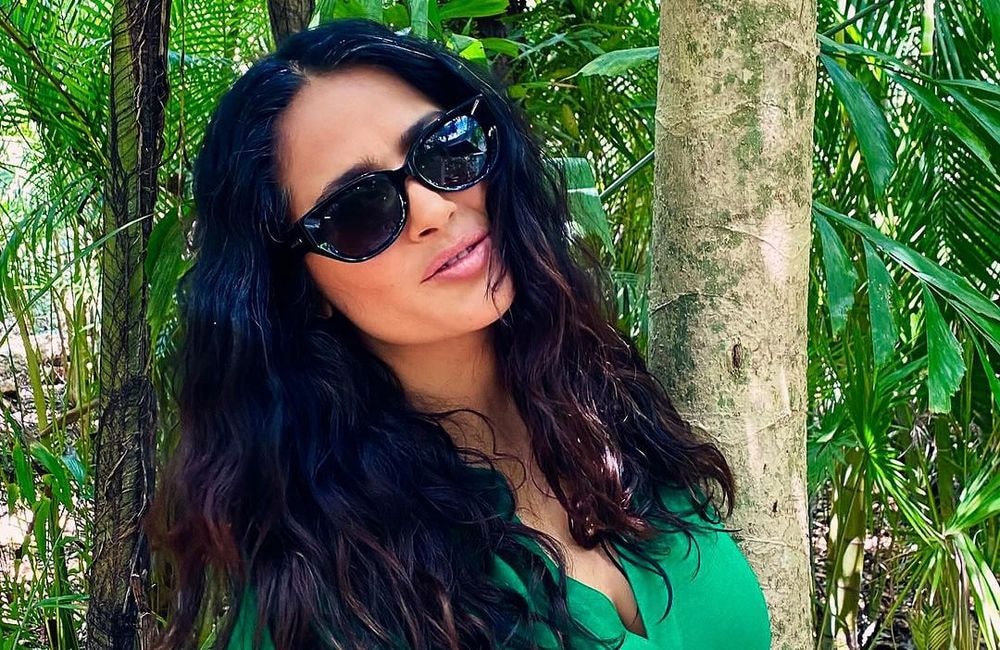 Cheveux blancs et bikini jaune : à 57 ans, Salma Hayek prend la pose à Ibiza