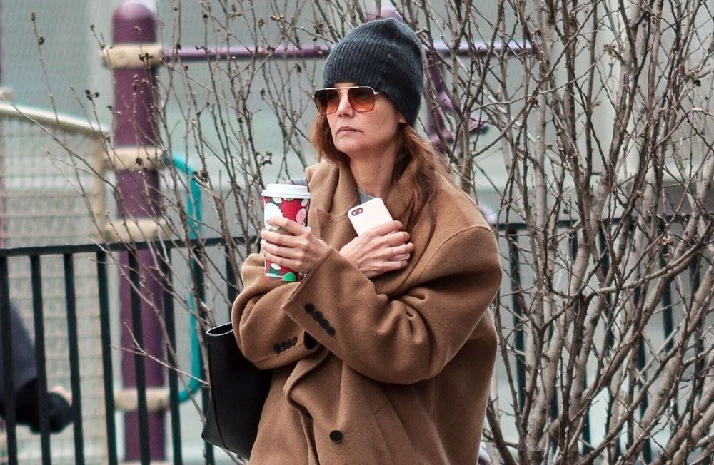 Katie Holmes adopte la couleur de pantalon phare de la saison