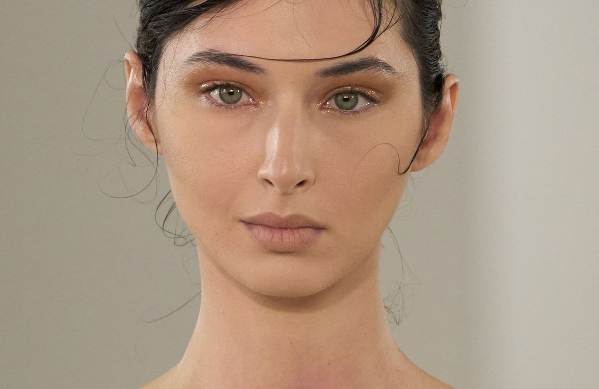 Pourquoi tout le monde fond son make-up avec sa skincare en ce moment ?