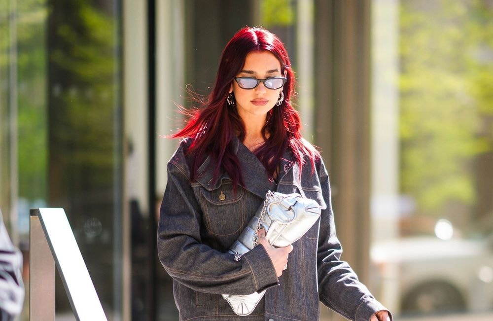 Et si Dua Lipa avait trouvé le nouveau it-bag de l’été ?