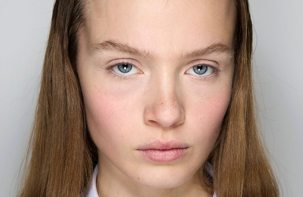 Cheveux : cette poudre magique camoufle les racines en quelques secondes