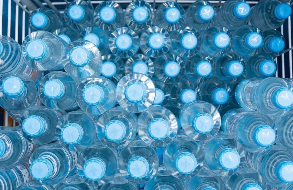 Ces deux marques d’eau sont contaminées aux microplastiques