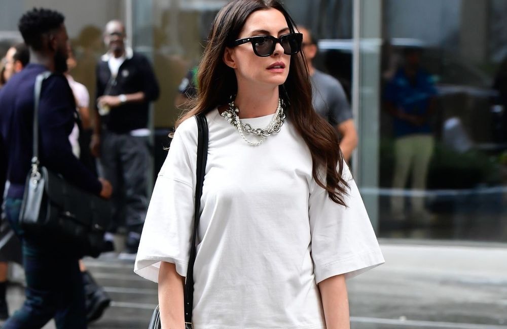 À en croire Anne Hathaway, et son personnage Andrea Sachs, voici comment porter le jean blanc en 2025