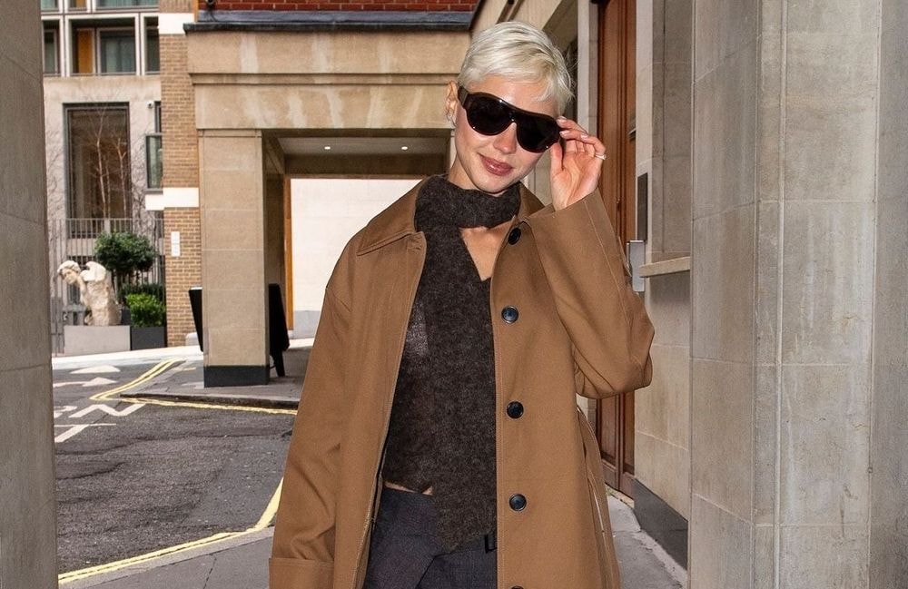 À Londres, Iris Law modernise le trench avec un pantalon large audacieux
