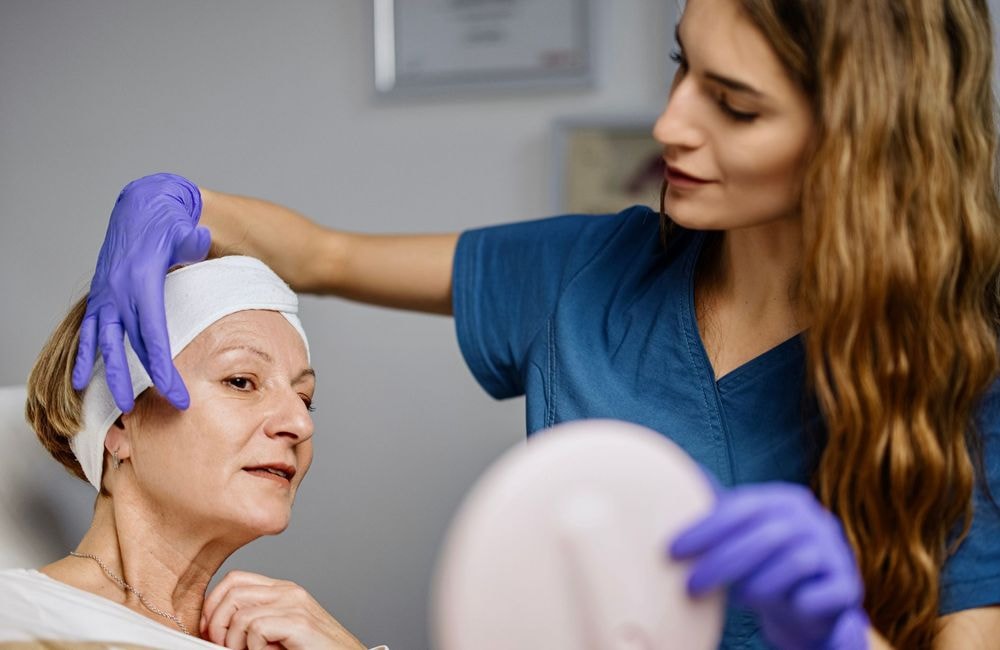 Chirurgie du visage : l’avant/après de cette femme de 78 ans devient viral sur les réseaux sociaux