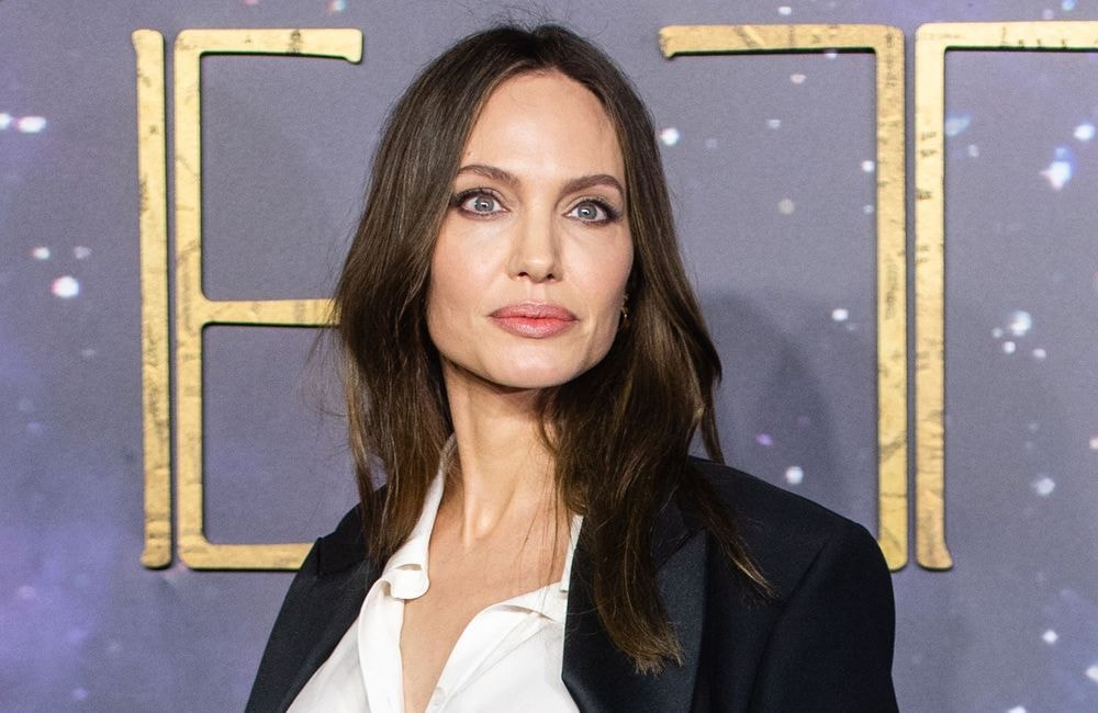 Plus blonde que jamais, Angelina Jolie semble avoir délaissé sa coloration signature