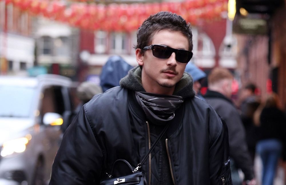 À Londres, Timothée Chalamet adopte le mini-Kelly en bandoulière et confirme sa passion pour les mini-sacs