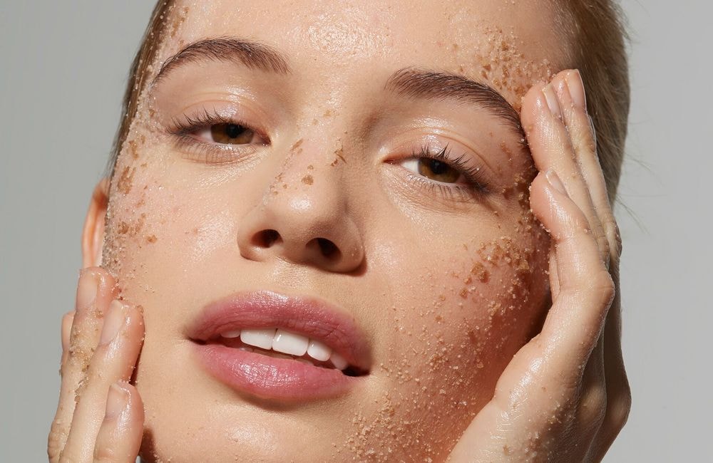 Les pharmaciens sont unanimes : cette erreur fréquente lors de l’exfoliation endommage la peau