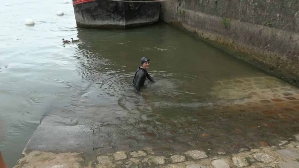 JO de Paris : la ministre des Sports plonge dans la Seine… Mais c’est sa chute ridicule dont tout le monde parle !