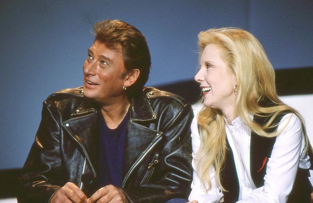 « À l’époque on n’en parlait pas » : Sylvie Vartan confie avoir perdu son deuxième enfant avec Johnny Hallyday