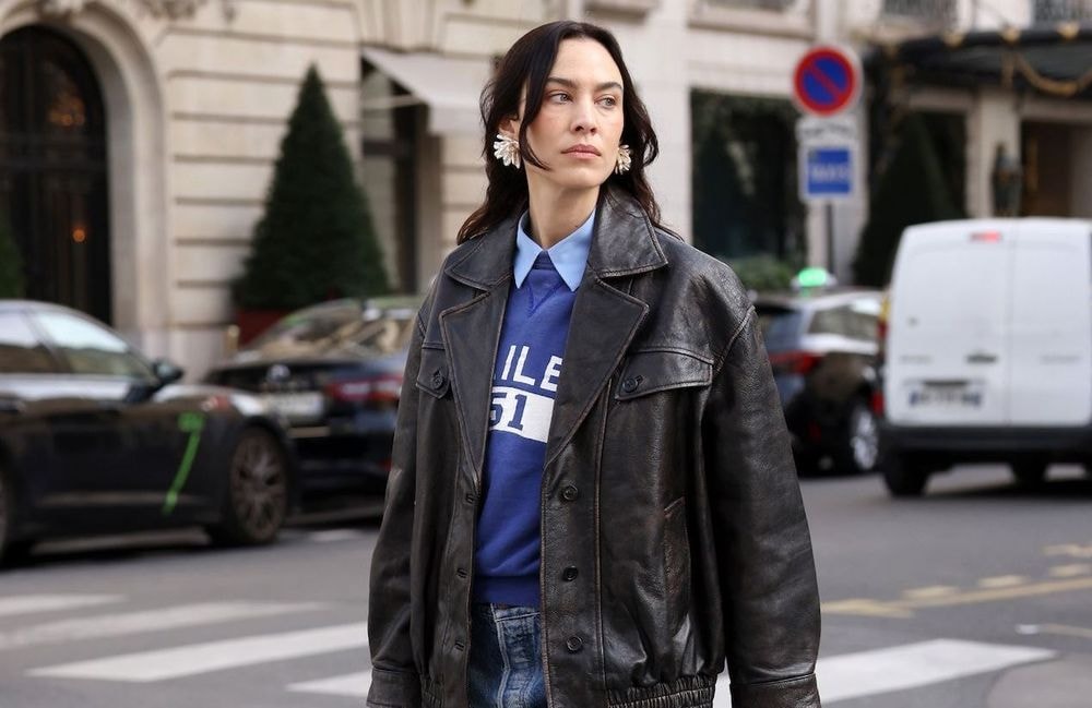 En Mango, Alexa Chung adopte la veste que l’on portera toutes ce printemps