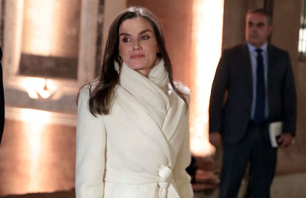 Letizia d’Espagne s’approprie le manteau le plus élégant de la saison