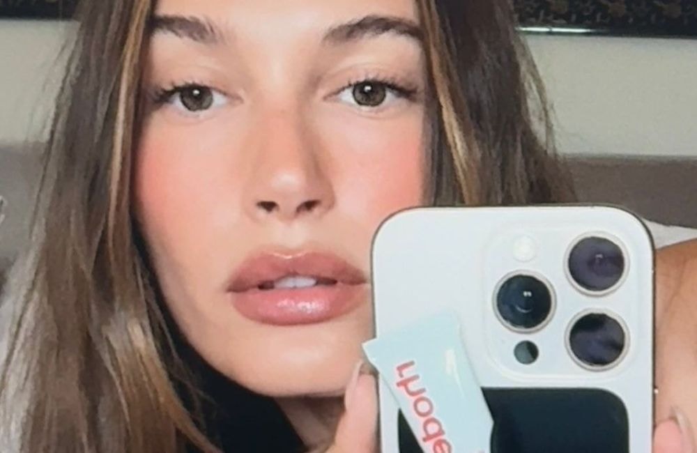 Hailey Bieber ne jure que par cette méthode pour un visage lifté
