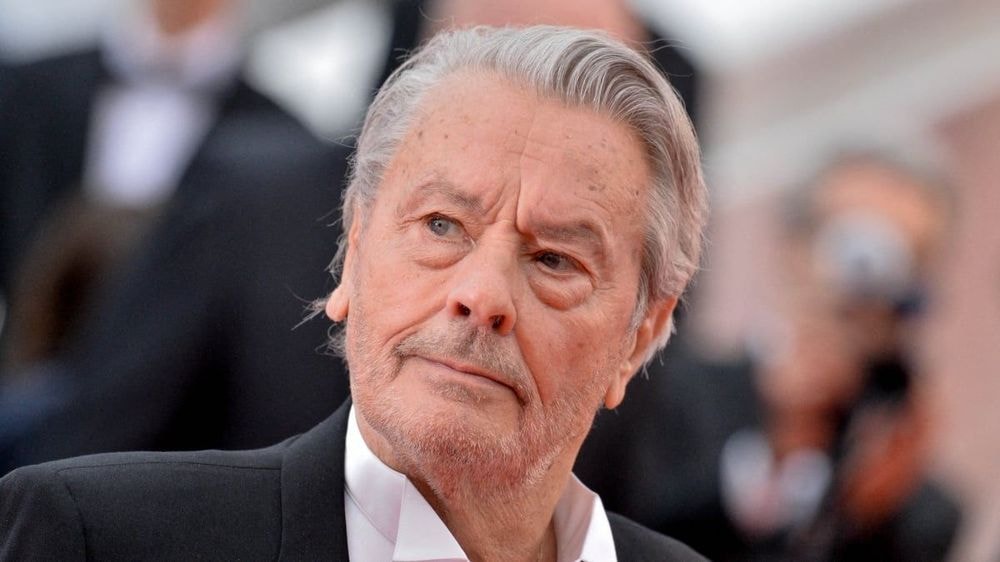 Alain Delon : deux corps dans le même cercueil, ses funérailles marquées par un détail morbide