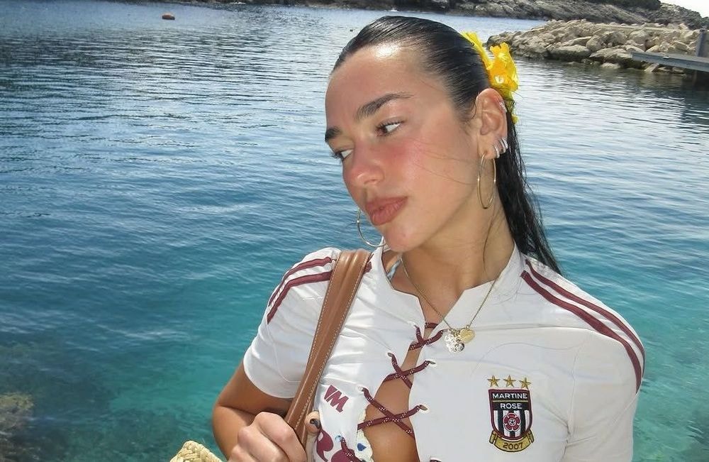 Chocolat, à lacets… Comment Martine Rose a-t-elle rendu le port du maillot de football très mode ?