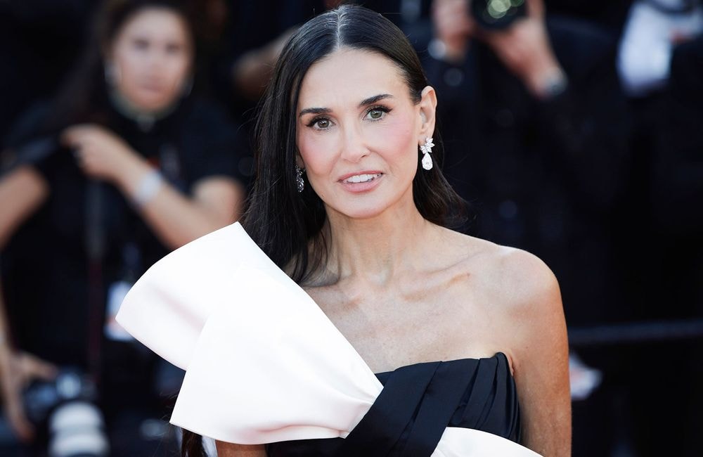 À son tour, Demi Moore troque ses longueurs XXL au profit d’un carré long