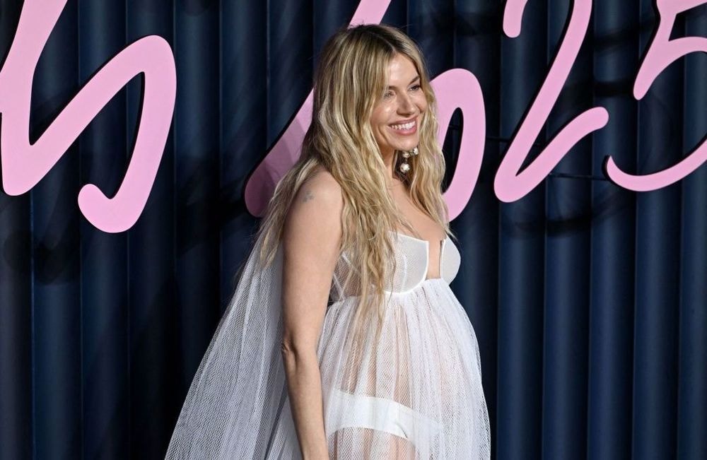 « Avec sa nuisette, Sienna Miller rejoue la stratégie de communication de sa précédente grossesse » : le billet de Charlotte Moreau